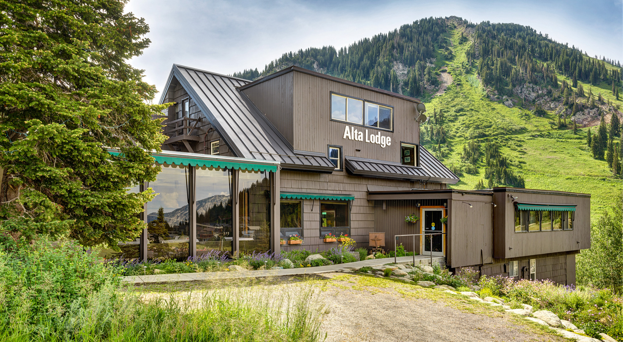 https://www.altalodge.com/wp-content/uploads/2023/08/exterior-3_2000x1100.jpg